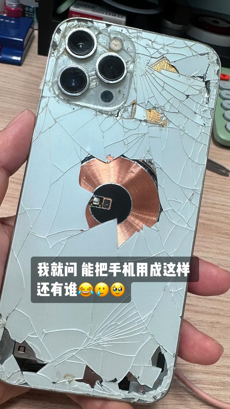 片酬1400万却用碎屏手机？内娱该学学什么叫真节俭