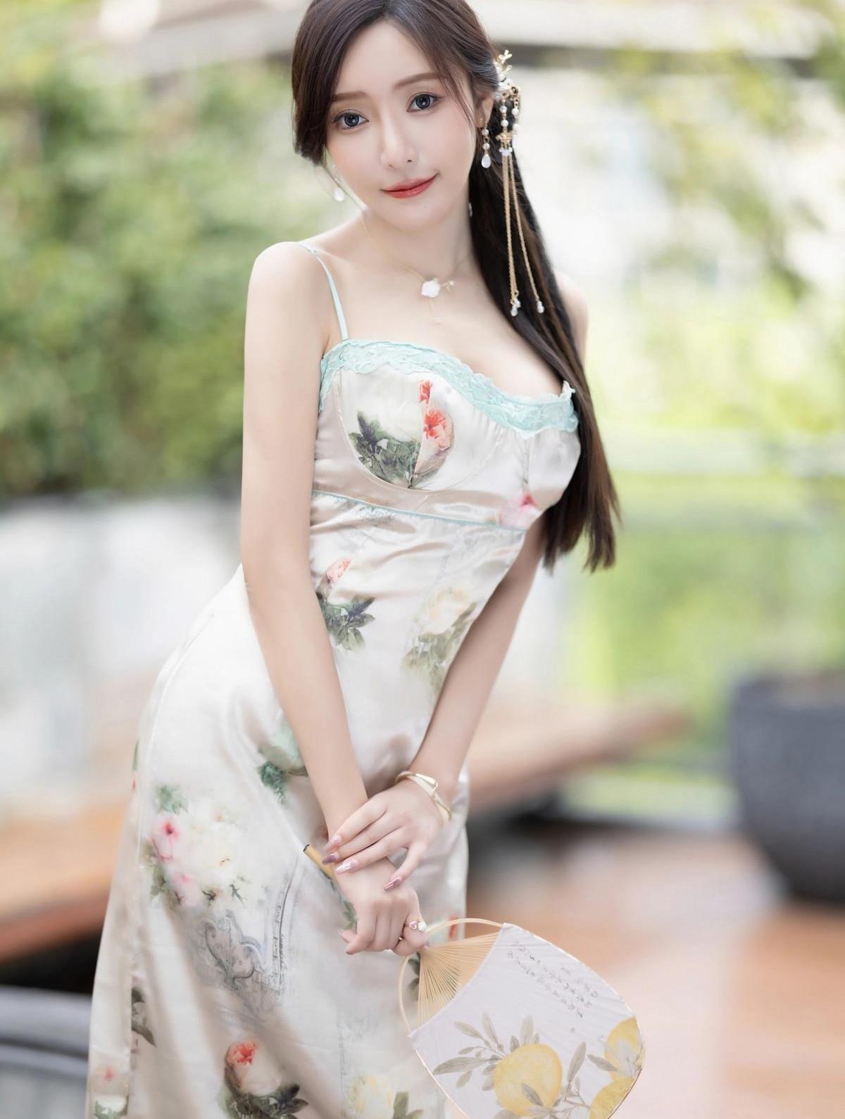 王馨瑶写真_女明星肉丝写真_古风连衣裙肉丝高跟鞋模特